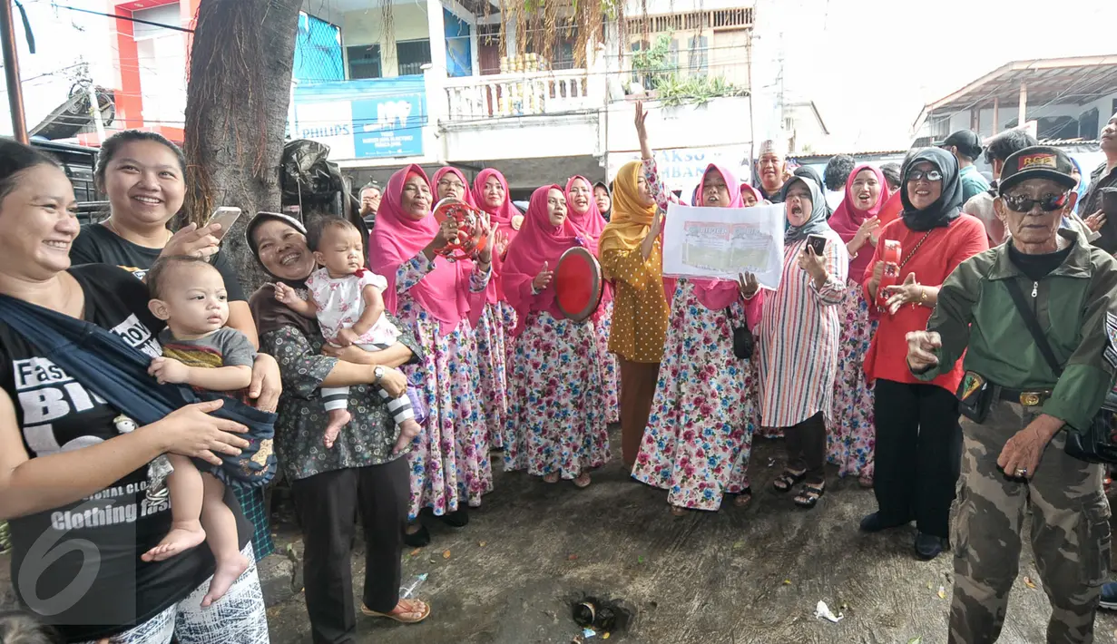 Sejumlah warga dan pedagang menyambut kedatangan Cagub DKI Jakarta, Agus Harimurti Yudhoyono di Pasar Sumur Batu, Kemayoran, Jakarta, Senin (28/11). Agus Harimurti Yudhoyono temui warga dan pedagang di Pasar Sumur Batu. (Liputan6.com/Yoppy Renato)