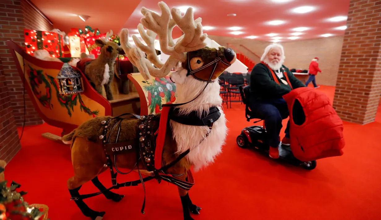 Calon Santa Claus beristirahat di ruangan berdekorasi natal di Charles W. Howard Santa Claus School di Midland, Michigan, 27 Oktober 2016. Lama pendidikan di sekolah ini terbilang singkat, hanya memerlukan waktu tiga hari saja. (REUTERS/Christinne Muschi)