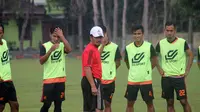 Sragen United berlatih keras di bawah arahan pelatih Jaya Hartono jelang menjamu Persis. (Bola.com/Ronald Seger)