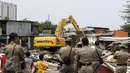 Pembongkaran ratusan rumah di kawasan Pusat Pengelola Kawasan Kemayoran (PPKK) atau Gang Laler oleh Satpol PP, Jakarta, Selasa (6/10/2015). Sekitar 400 kepala keluarga kehilangan tempat tinggal, pasca penertiban tersebut. (Liputan6.com/Yoppy Renato)