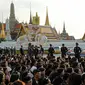 Rakyat Thailand menunggu kedatangan mobil jenazah Raja Thailand Bhumibol Adulyadej di depan Grand Palace, Bangkok, Thailand, Jumat (14/10). (REUTERS / Jorge Silva)