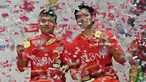 Ganda putra Indonesia, Leo Rolly Carnando (kiri) dan Daniel Marthin berpose di podium kemenangan setelah mengalahkan Kim Astrup dan Anders Skaarup Rasmussen dari Denmark pada final turnamen bulu tangkis Indonesia Masters di Jakarta, 28 Januari 2024. (ADEK BERRY/AFP)