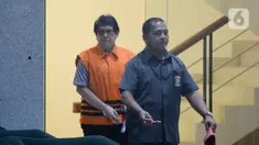 Mantan Kepala DPKAD Kota Bandung Herry Nurhayat (kiri) usai menjalani pemeriksaan penyidik di Gedung KPK, Jakarta, Senin (27/1/2020). KPK resmi menahan Herry Nurhayat terkait dugaan korupsi  pengadaan tanah untuk RTH di lingkungan Pemerintah Kota Bandung Tahun 2012-2013. (merdeka.com/Dwi Narwoko)