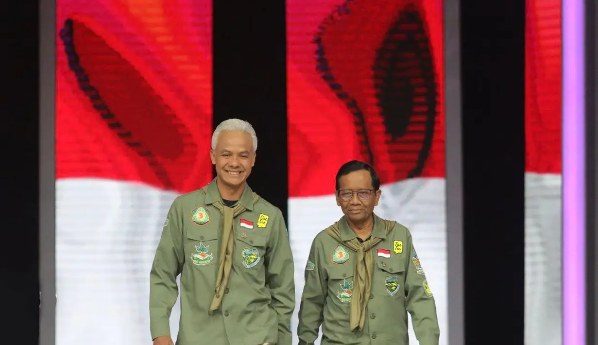 Debat keempat yang digelar pada 21 Januari 2024 dengan tema pembangunan berkelanjutan dan lingkungan hidup,  Ganjar dan Mahfud kompak kenakan utility shirt berwarna hijau army yang dirancang khusus oleh brand lokal, Sukkhacitta. Penampilan paslon ini meniru gaya mapala atau mahasiswa pecinta alam. [Foto: IG/@ganjar_pranowo & X/@ganjarpranowo]