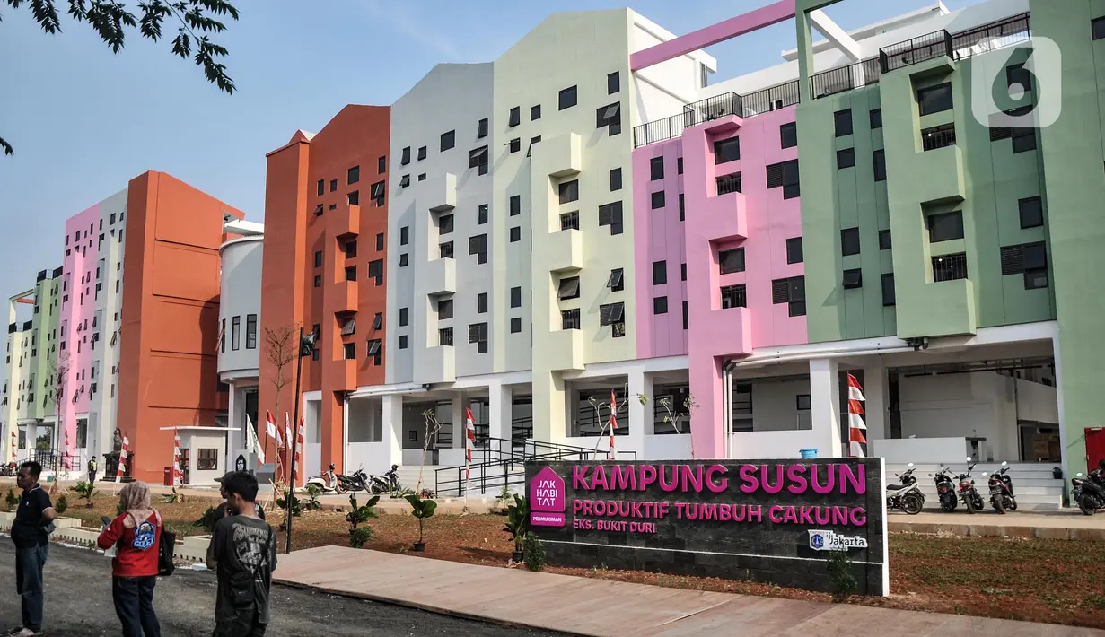 Suasanan di depan Kampung Susun Produktif Tumbuh Cakung Eks. Bukit Duri, Jakarta Timur, Kamis (25/8/2022). Dinas Perumahan Rakyat dan Kawasan Permukiman (DPRKP) DKI Jakarta Sarjoko mengungkapkan pembangunan kampung susun ini menelan dana sekitar Rp52 miliar. Adapun Kampung Susun itu, dibangun di atas lahan seluas 4.000 meter persegi. (merdeka.com/Iqbal S. Nugroho)