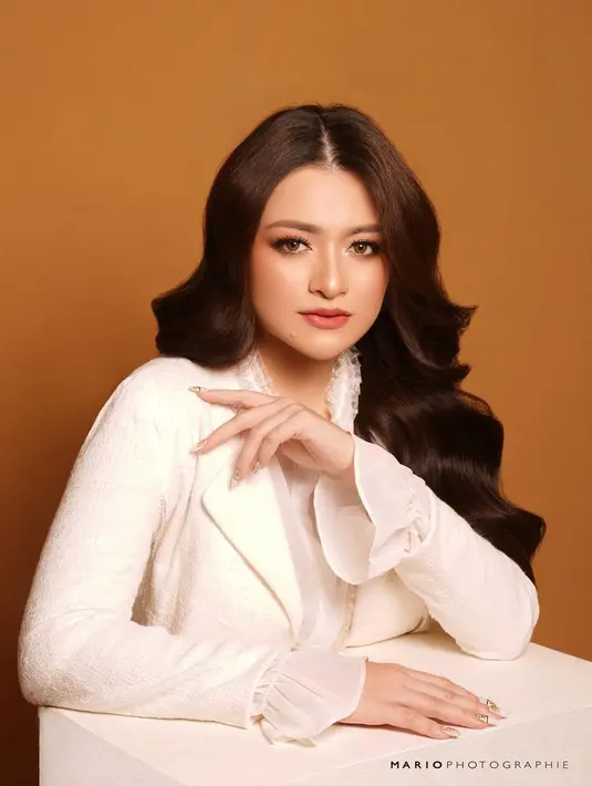 Nathalie Holscher membiarkan rambut panjangnya tergerai begitu saja. Ditata bergelombang, rambut berwarna merah batanya ini tampak berkilauan indah. [Foto: Instagram/nathalieholscher]