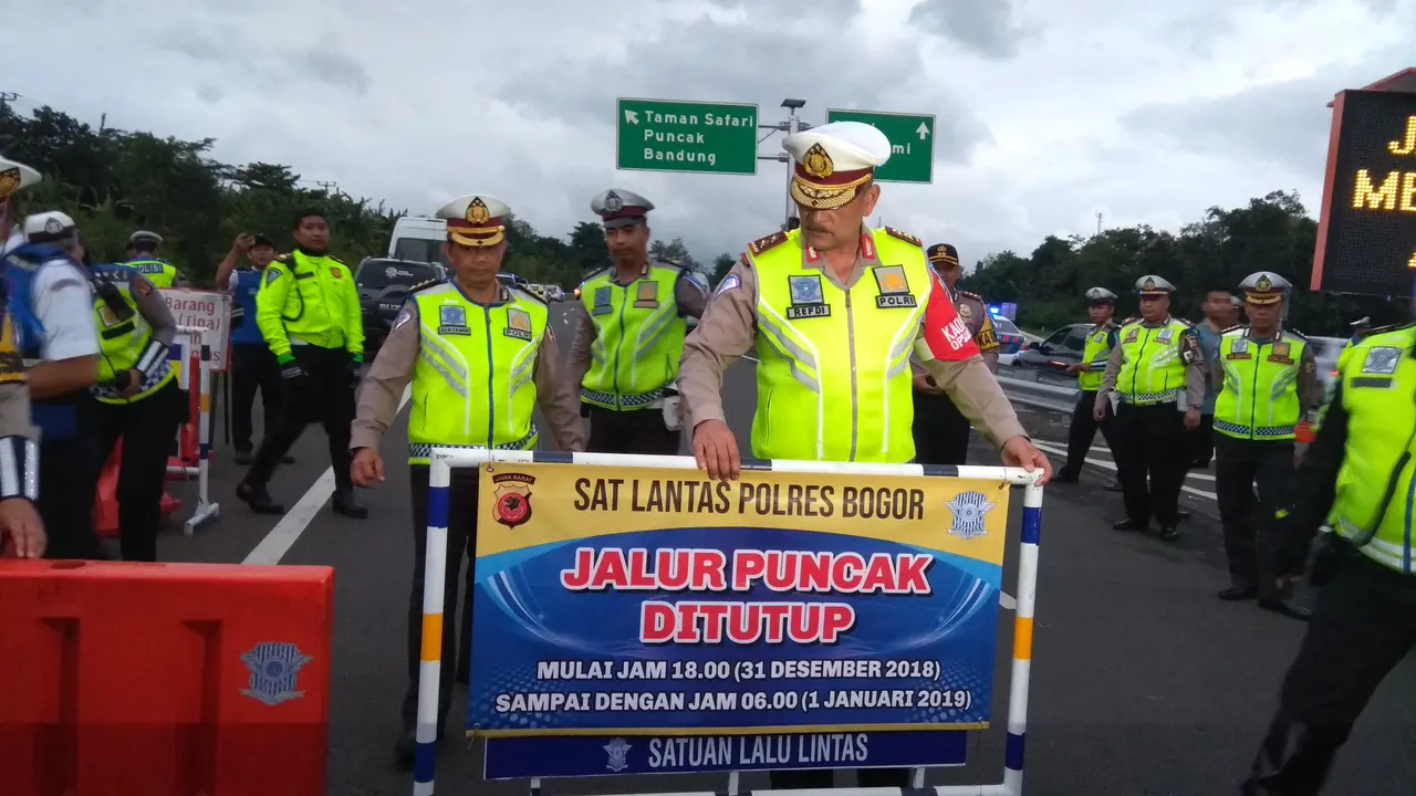 Kepala Korps Lalu Lintas Polri Irjen Refdi Andri menutup jalur Puncak, Bogor di Pos Lingga, Gadog. (Liputan6.com/Achmad Sudarno)