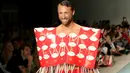 Model memperagakan busana koleksi yang diberi nama McDCouture Collection dalam Miami Swim Week di Florida, 20 Juni 2017. Koleksi baju renang tersebut dikreasikan dengan ribuan kemasan makanan cepat saji McDonald's. (ALEXANDER TAMARGO/GETTY IMAGES/AFP)