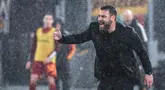 Pelatih AS Roma, Daniele De Rossi, memberikan arahan kepada anak asuhnya saat melawan Inter Milan pada pekan ke-24 Serie A 2023/2024 di Stadio Olimpico, Minggu (11/2/2024). AS Roma takluk dengan skor 2-4. (AFP/Alberto Pizzoli)
