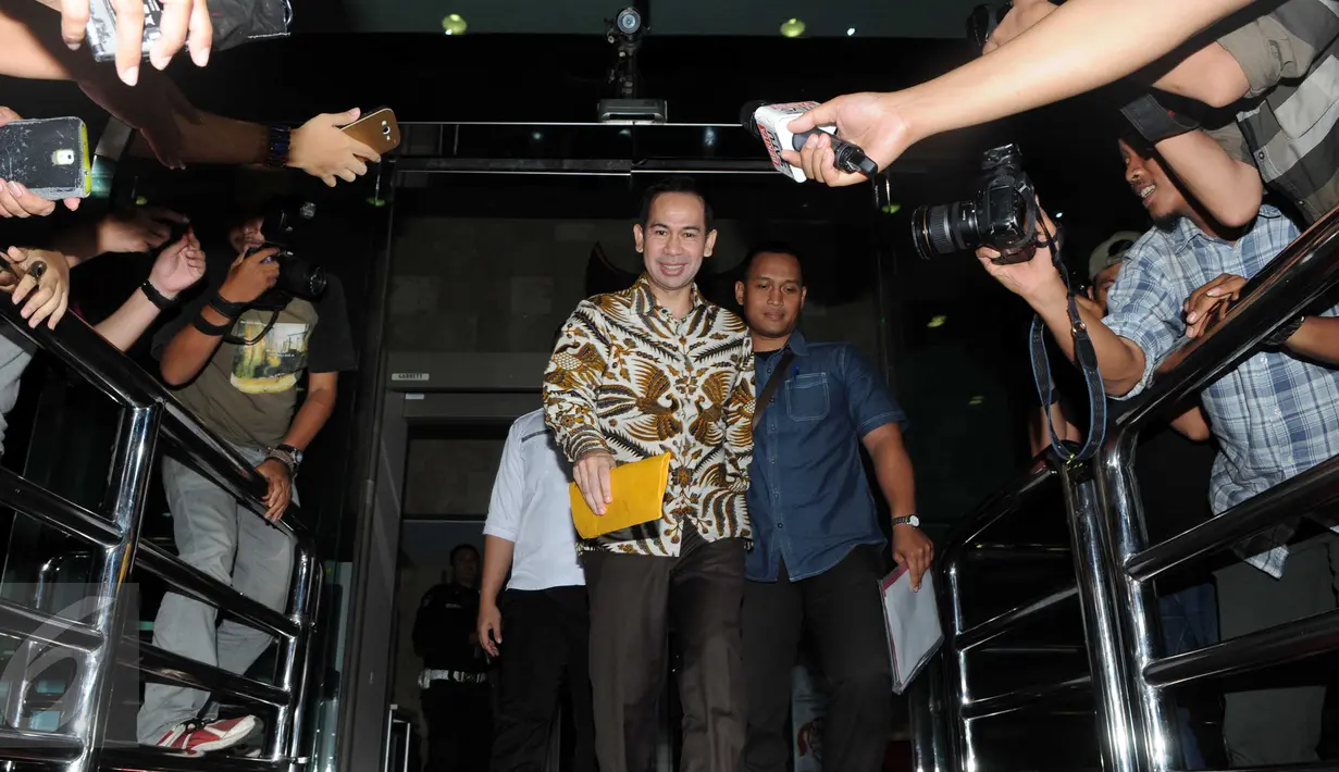 Terpidana kasus suap Ketua MK terkait sengketa Pilkada Lebak, Banten, Tubagus Chaeri Wardhana keluar Gedung KPK, Jakarta, Selasa (19/1/2016). Wawan kembali diperiksa sebagai tersangka kasus  tindak pidana pencucian uang. (Liputan6.com/Helmi Afandi)