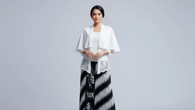 Model Atasan Brokat Capelet Minimalis dengan Rok Plisket Poleng