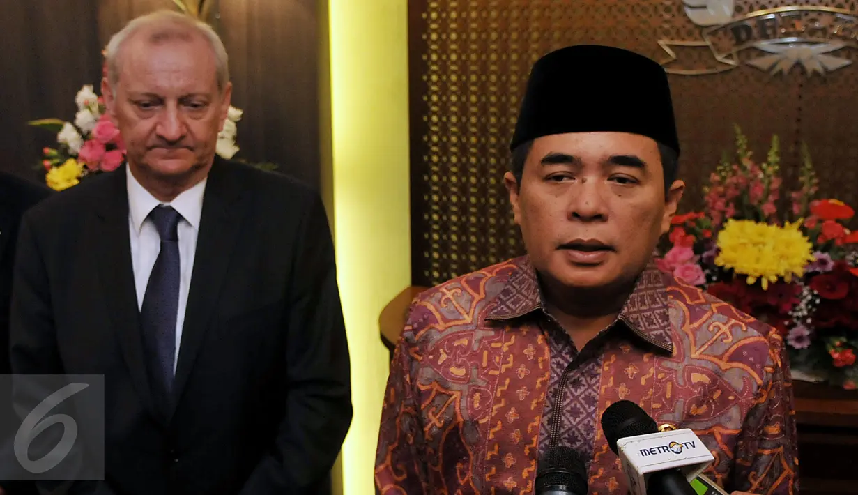 Ketua DPR RI, Ade Komaruddin (kanan) memberi keterangan pers di Gedung DPR, Jakarta, Kamis (10/3/2016). Kunjungan Dubes Rep. Ceko guna membahas persetujuan bebas visa untuk pemegang paspor diplomatik dan dinas RI-Ceko. (Liputan6.com/Johan Tallo)