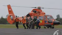 Helikopter Basarnas tiba dari KRI Banda Aceh dengan membawah jenazah penumpang AirAsia QZ8501 di Lanud Iskandar, Kalteng, Rabu (7/1/2015). Pelaksanaaan operasi memasuki hari ke-11 sudah mengevakuasi sebanyak 41 jenazah.(Liputan6.com/Andrian M Tunay)
