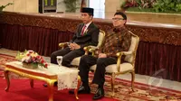 Presiden Joko Widodo dan Mendagri Tjahyo Kumolo saat acara pemberian penghargaan kepada sejumlah kepala daerah di Istana Negara, Jakarta, Selasa (28/4/2015). Penghargaan ini diberikan dalam rangka hari otonomi daerah (Liputan6.com/Faizal Fanani)