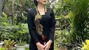 Sedangkan kebaya hitam ini merupakan pakaian kebaya khas Jawa Barat. Aura Kasih ikut menuliskan keterangan unggahan fotonya dalam bahasa Sunda. Seketika Aura Kasih banjir pujian. (Liputan6com/IG/aurakasih)