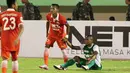 Rafid Lestaluhu membantu Abdu Lestaluhu berdiri usai laga antara Persija vs PS TNI. (Bola.com/Nicklas Hanoatubun)