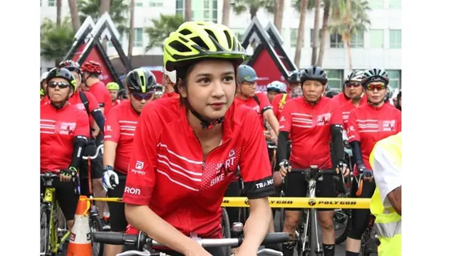 Pamer Perut Six Pack, Ini 7 Potret Mikha Tambayong saat Olahraga