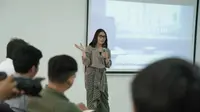 Aktris Prilly Latuconsina memberikan kuliah tentang strategi perencanaan bisnis kreatif pada Program Studi Sarjana Manajemen Fakultas Ekonomi dan Bisnis (FEB) Universitas Udayana (ANTARA/Dok. Humas Unud)