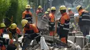 Pekerja membongkar trotoar lama di Jalan Cikini Raya, Taman Ismail Marzuki (TIM), Jakarta, Selasa (18/6/2019). Revitalisasi trotoar TIM hingga Jalan Diponegoro dilakukan agar ramah bagi pejalan kaki dan penyandang disabilitas. (merdeka.com/Imam Buhori)