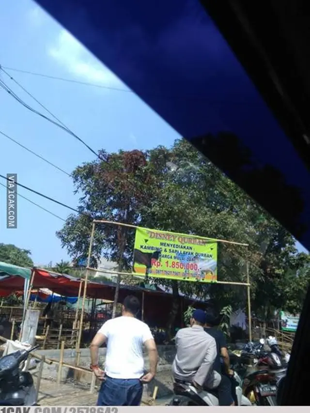 5 Potret Kocak Spanduk Iduladha Ini Kreatif Banget, Bikin Geleng Kepala