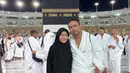Dalam akun Instagram pribadinya, Meisya Siregar pun turut mengucapkan salam perpisahan tehadap Masjidil Haram. Ia dan sang suami juga turut mengabadikan momen saat berada di depan Ka'bah. (Liputan6.com/IG/@meisya__siregar)