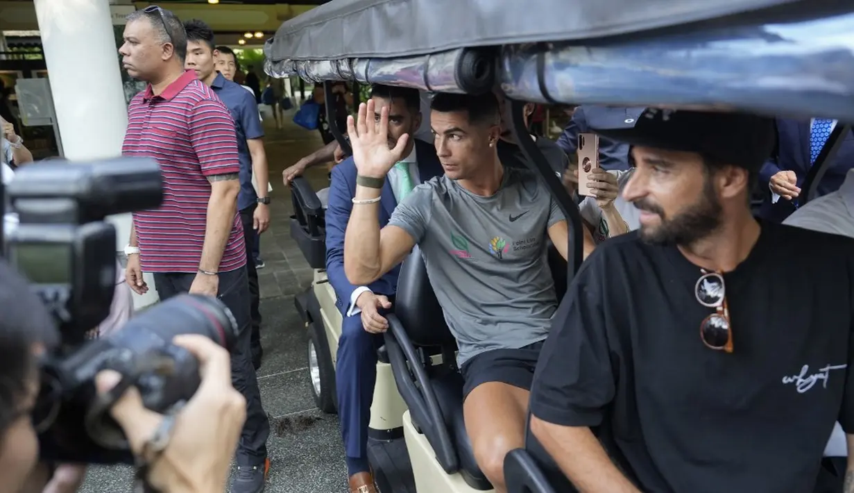 <p>Pemain Terbaik FIFA tiga kali ini, pertama kali diperkenalkan ke Yayasan oleh teman lama dan dermawan Peter Lim, yang meluncurkan Beasiswa SOF-Peter Lim. (Nicholas Yeo/AFP)</p>