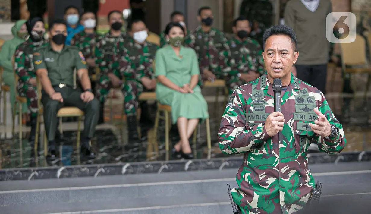 KSAD Jendral TNI Andika Perkasa memberi sambutan saat mendampingi Serda Aprilia Manganang menjalani sidang perubahan status jenis kelamin dan pergantian nama di Pengadilan Negeri Tondano secara virtual di Mabes TNI AD, Jakarta, Jumat (19/3/2021). (Liputan6.com/Faizal Fanani)
