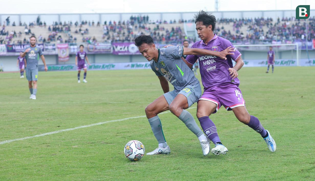 Pemain Persita Tangerang, Hanis Sagara (kanan) berebut bola dengan pemain Persebaya Surabaya, Koko Ari Araya pada laga pekan ke-18 BRI Liga 1 2022/2023 di Stadion Indomilk Arena, Tangerang, Rabu (18/1/2023) sore WIB. Persita kalah 0-5 dari Persebaya. (Bola.com/M Iqbal Ichsan)