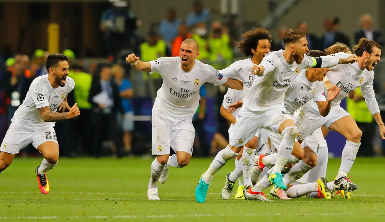 Pemain Real Madrid berhamburan usai memastikan gelar juara Liga Champions 2015/2016 di Stadion San Siro, Milan, Minggu (29/5). Madrid mengalahkan Atletico melalui adu pinalti dengan skor 5-3. (Reuters/Stefan Wermuth)
