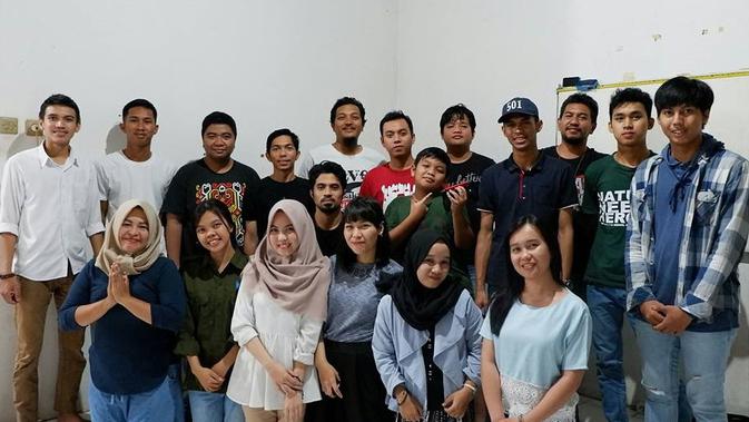 Yolan Yuliana Devi bersama teman-temanya. (foto: istimewa)