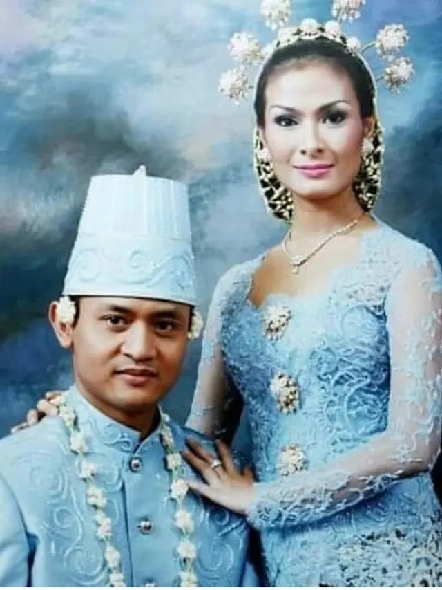 6 Potret Mesra Iis Dahlia dan Suami dari Awal Menikah Hingga Sekarang, Romantis