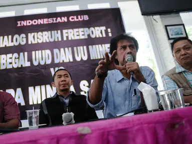 Margarito Kamis (kedua kanan) memberikan paparan saat berdiskusi mengenai kisruh Freeport di Jakarta, Minggu (6/12/2015). Dialog tersebut bertema "Pembegal UUD dan UU Minerba Vs Papa Minta Saham". (Liputan6.com/Faizal Fanani) 