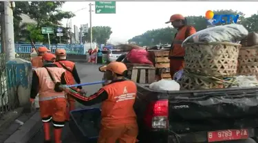 Perasaan tahun baru telah usai. Namun tahun baru menyisakan tumpukan sampah baru yang membuat petugas kebersihan kerja keras membereskannya.