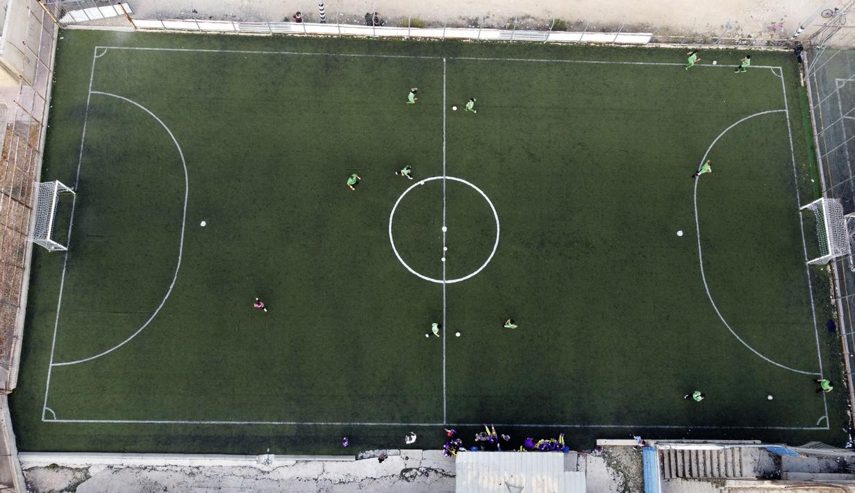 Suasana latihan para pemain putri klub Beit Umar Palestina saat mengikuti sesi latihan di sebuah lapangan di Kota Hebron. (AFP/Hazem Bader)