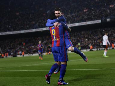 Bintang Barcelona, Lionel Messi, merayakan gol yang dicetaknya ke gawang Valencia pada laga Liga Spanyol di Stadion Camp Nou, Spanyol, Minggu (19/3/2017). Barcelona menang 4-2 atas Valencia. (AP/Manu Fernandez)