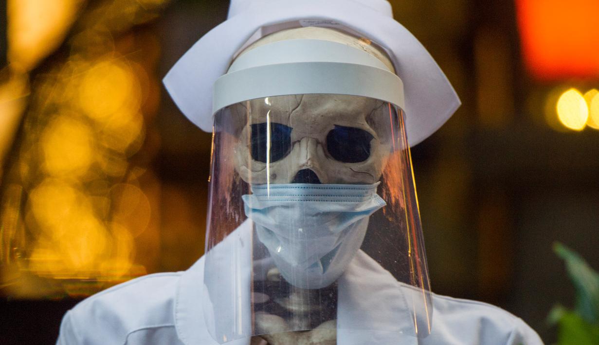 Pemandangan yang disebut Calaca (sosok tengkorak atau kerangka), yang biasa digunakan untuk dekorasi selama Day of the Death, di sebuah restoran di Coyoacan, Mexico City, Selasa (20/10/2020). Restoran tersebut menggunakan tengkorak untuk menjaga jarak di tengah pandemi COVID-19. (CLAUDIO CRUZ/AFP)