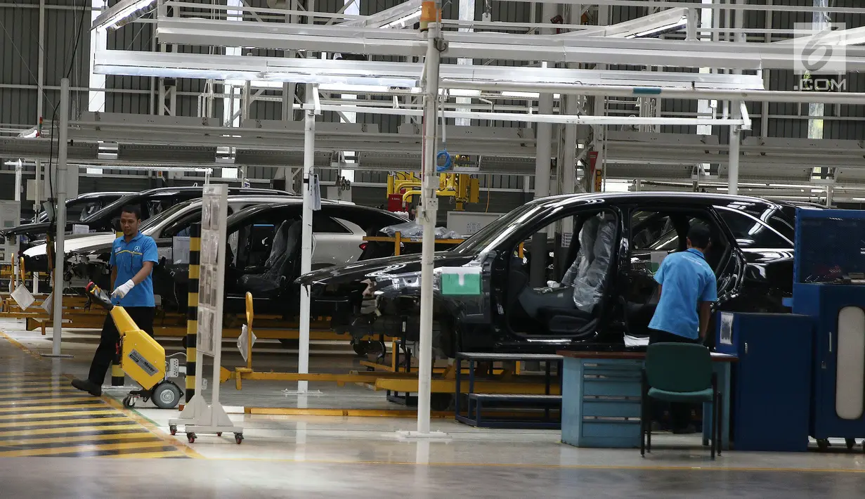 Suasana pabrik mobil Mercedes Benz di Wanaherang, Gunung Putri, Bogor, Selasa (11/12). Mercededes-Benz C-Class generasi terbaru kini resmi masuk jalur produksi pabrik Mercedes-Benz di Wanaherang, Bogor. (Liputan6.com/Herman Zakharia)