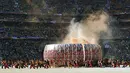 Performa para penari dalam upacara pembukaan Piala Dunia 2010 dan miniatur Stadion Soccer City di Johannesburg. AFP Photo/Omar Torres