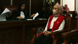 Kepada Majelis Hakim, Medina menangis. Ia meminta agar hukumannya diringankan karena anak-anaknya masih kecil. (KapanLagi.com®/Budy Santoso)