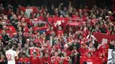 Suporter timnas Swiss merayakan kemenangan tim kesayangan mereka atas Irlandia Utara pada leg pertama playoff Piala Dunia 2018 di Windsor Park, Jumat (10/11). Bermain di kandang lawan, Swiss meraih kemenangan tipis 1-0. (AP/Peter Morrison)