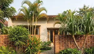 6 Inspirasi Fasad Rumah dengan Pagar Roster dan Tanaman Mini, Estetik, Sejuk dan Modern