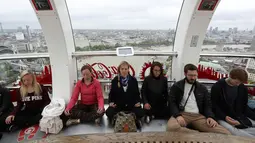 Suasana saat peserta melakukan meditasi di salah satu dari tiga kapsul London Eye di London, Inggris (15/5). Kegiatan meditasi ini terlihat unik, karena dilakukan diatas ketinggian didalam London Eye. (AP Photo / Alastair Grant)