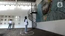 Pengunjung berjaga jarak fisik saat melihat pameran karya pelukis Hanafi berjudul 60 tahun dalam studio di Galerikertas, Depok, Jawa Barat, Selasa (7/7/2020). Gelerikertas membuka kembali pameran seni rupa  selama satu bulan. (merdeka.com/Arie Basuki)