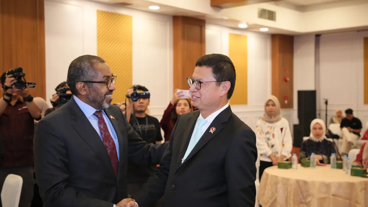 Kepala BPOM Taruna Ikrar usai penandatangan MOU dengan Duta Besar Sudan untuk Indonesia, Yasir Mohamed Ali. Kerja sama Indonesia dengan Sudan membuka potensi ekonomi dan ekspor obat halal Indonesia ke pasar Afrika. (Dok BPOM RI)