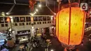 Deretan lampion menambah kentalnya nuansa pecinan di Petak Enam, Glodok, Jakarta, Senin (7/6/2021). Selain suasana khas oriental dan harga makanan yang tidak terlalu mahal, Petak Enam juga sangat cocok dijadikan sebagai tempat berfoto-foto yang instagramable. (merdeka.com/Iqbal S Nugroho)