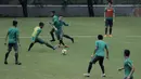 Pemain Timnas Indonesia U-23, Egy Maulana, menendang bola saat latihan di Lapangan ABC Senayan, Jakarta, Rabu (25/4/2018). Latihan tersebut dalam rangka persiapan Anniversary Cup 2018. (Bola.com/M Iqbal Ichsan)