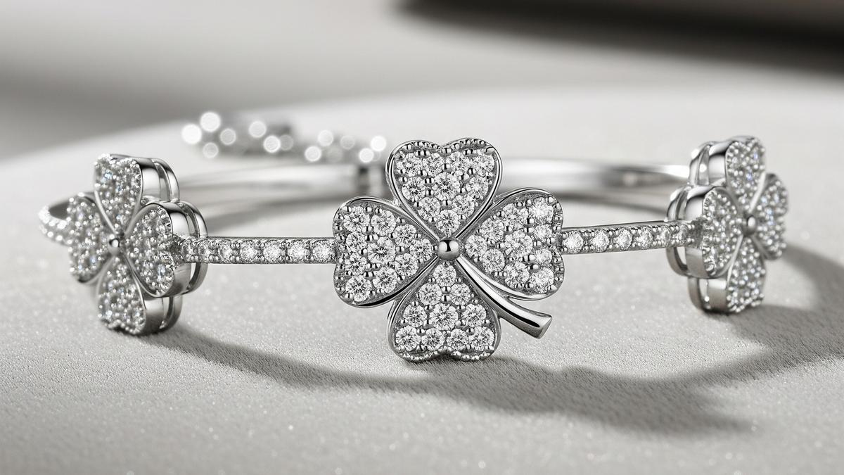 9 Model Gelang Clover, Mulai dari Sentuhan Emas hingga Gaya Layering