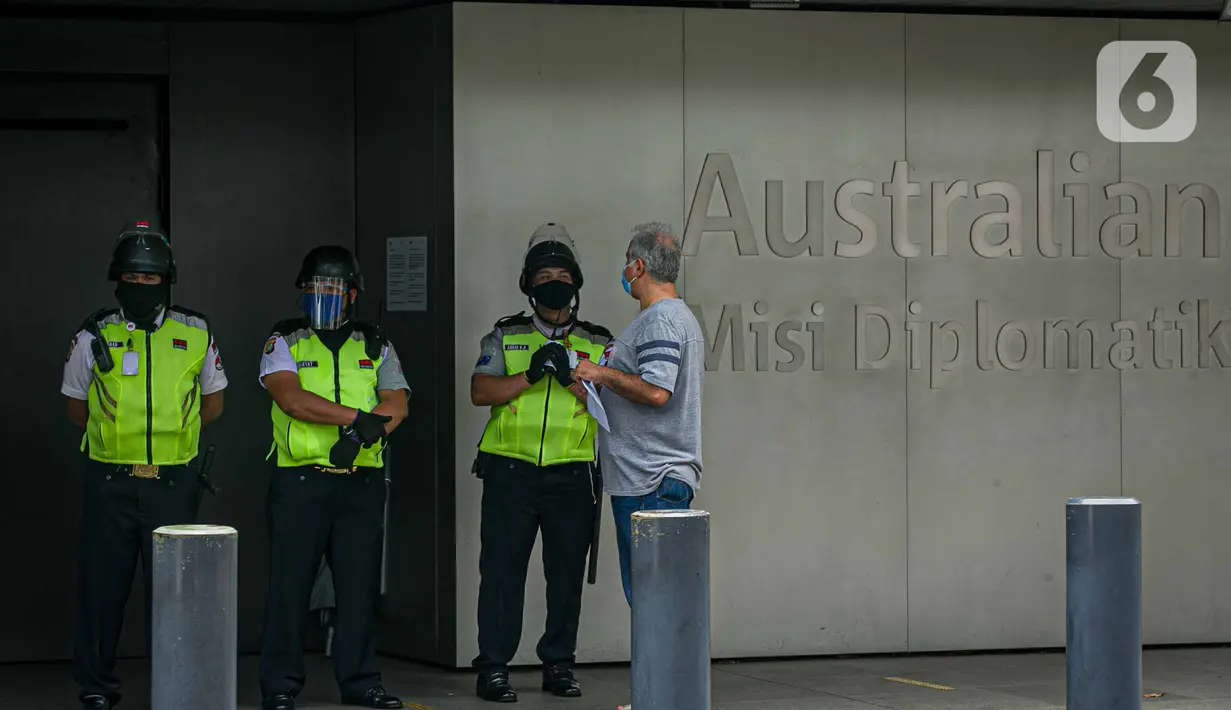 Imigran berbicara dengan petugas di Kedubes Australia, Jakarta, Senin (5/4/2021). Mereka berharap bisa segera dapat hidup di negara tujuan mereka Australia (negara ketiga) dengan nasib mereka yang terkatung-katung di negara transit (indonesia) tanpa kejelasan. (Liputan6.com/Faizal Fanani)
