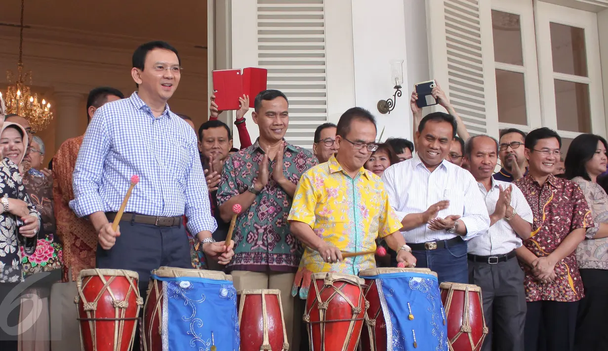 Gubernur DKI Basuki Tjahaja Purnama (Ahok) meresmikan wisata Balaikota DKI Jakarta, Sabtu (12/9/2015). Wisata Balaikota rencananya dibuka rutin Sabtu dan Minggu setiap pukul 09.00-17.00 WIB untuk objek bagian dalam gedung. ‎(Liputan6.com/Angga Yuniar)