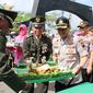 Kapolres Kebumen AKBP Rudy Kurniawan menyerahkan kue ulang tahun kepada jajaran Kodim 0709 Kebumen pada HUT ke-74 TNI. (Foto: Liputan6.com/Polres KebumenMuhamad Ridlo)